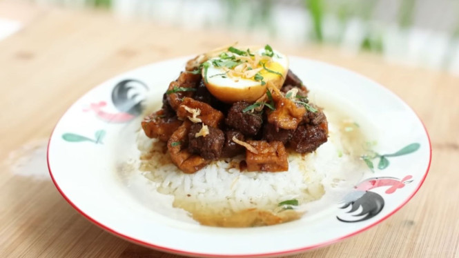Nasi bakmoy sapi gurih siap disantap hangat