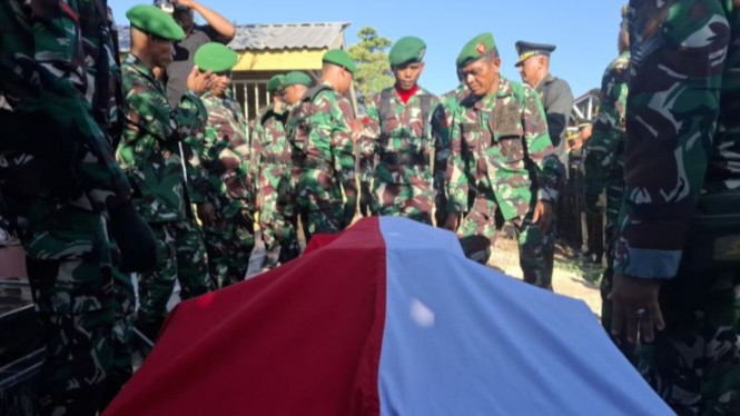 Peti jenazah Prada Lucky Namo dibalut Bendera Merah Putih