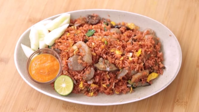 Nasi goreng merah khas Makassar yang menggoda selera makan