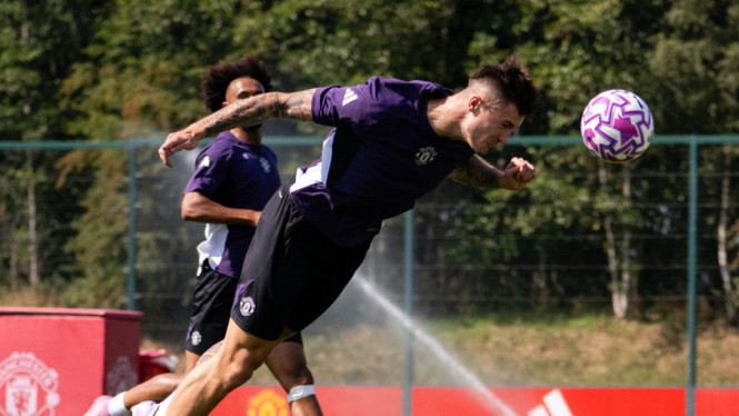 Striker baru Man United, Benjamin Sesko, dalam sesi latihan