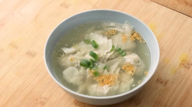 Pangsit ayam kuah hangat siap disantap