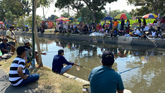 Peserta lomba memancing di Burnik City