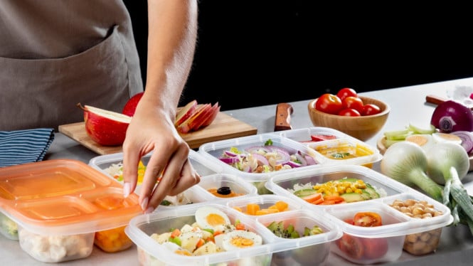 Menyiapkan lunch box untuk bekal anak sekolah