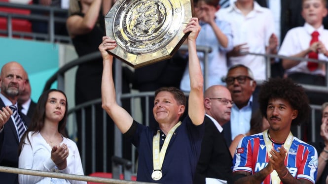 Paul Glasner, saat mengangkat trofi juara Community Shield