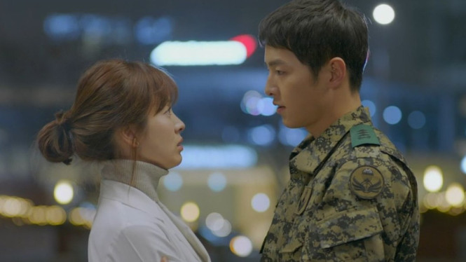 Dokter Kang Mo Yeon dan Kapten Yoo Si Jin di Descendants of The Sun