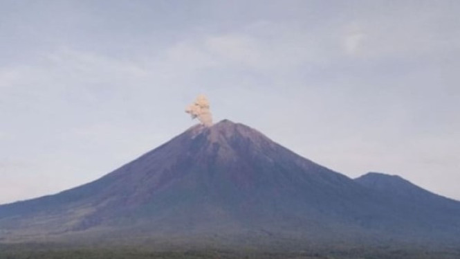 kolom abu menjulang 1 km di atas puncak, PVMBG tetap siaga
