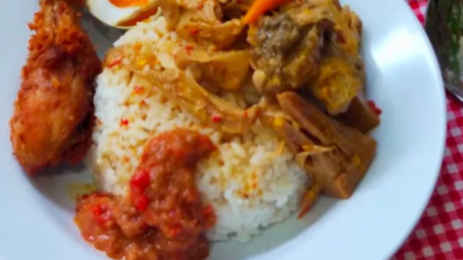 Nasi Kapau Bukittinggi, Lauknya Melimpah Bikin Lupa Kenyang