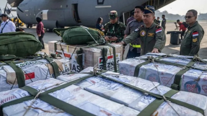Prajurit TNI AU menyiapkan logistik bantuan kemanusiaan