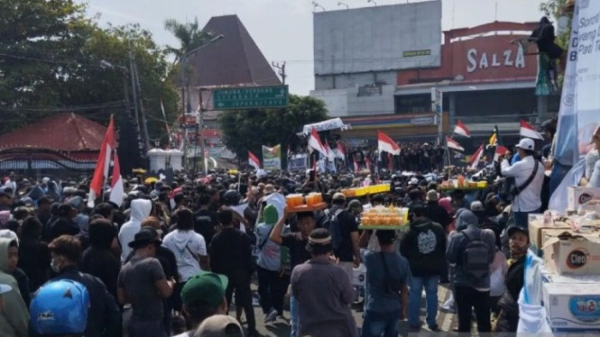Unjuk rasa berujung ricuh, Polisi tembakkan gas air mata di Pati