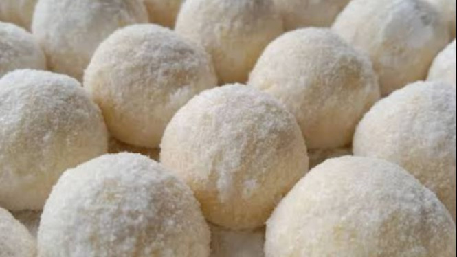 Kue Putri Salju, salah satu camilan yang selalu hadir pada Idul Fitri