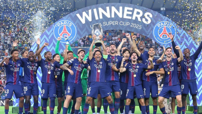 Momen PSG mengangkat trofi juara UEFA Super Cup