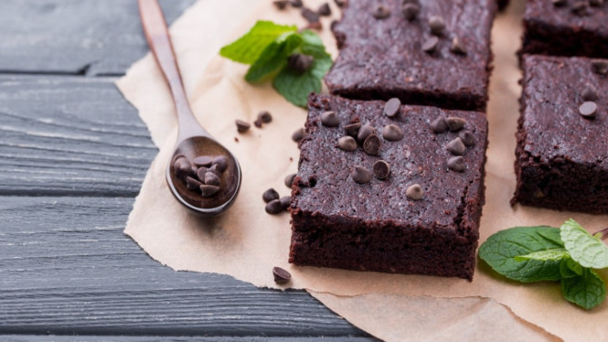 Brownies hemat pakai sendok untuk takaran.