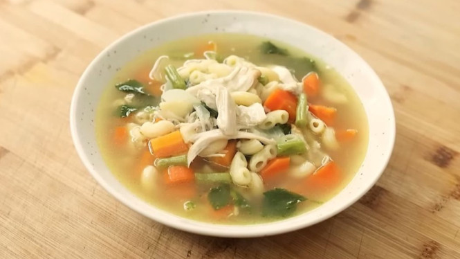 Sup ayam makaroni hangat siap disantap