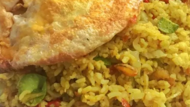 Nasi Goreng Kuning, Harum Rempah yang Bikin Hati Senang