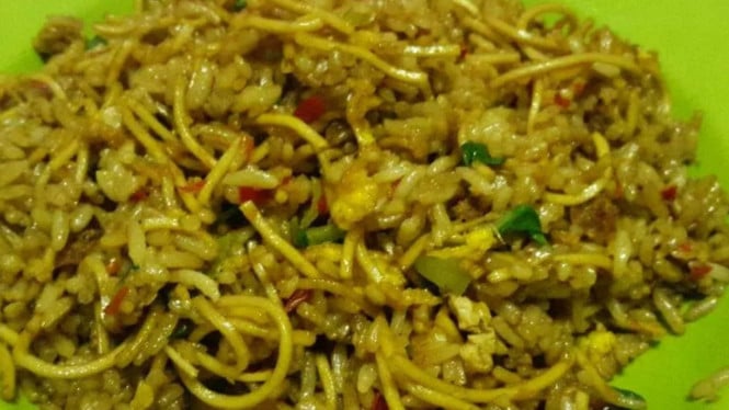 Nasi Goreng Mawut, Perpaduan Unik yang Bikin Kenyang Puas