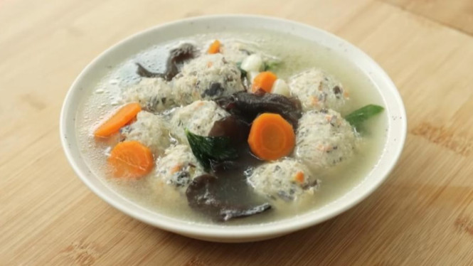 Sup bakso lohua hangat siap disantap