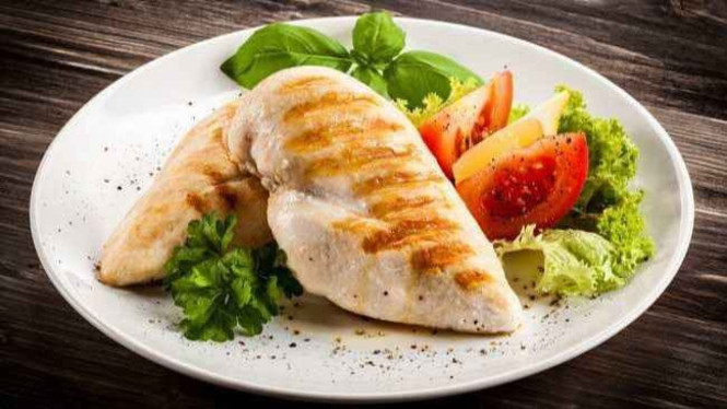 Fokus pada makanan sehat saat makan malam, bukan pada jamnya