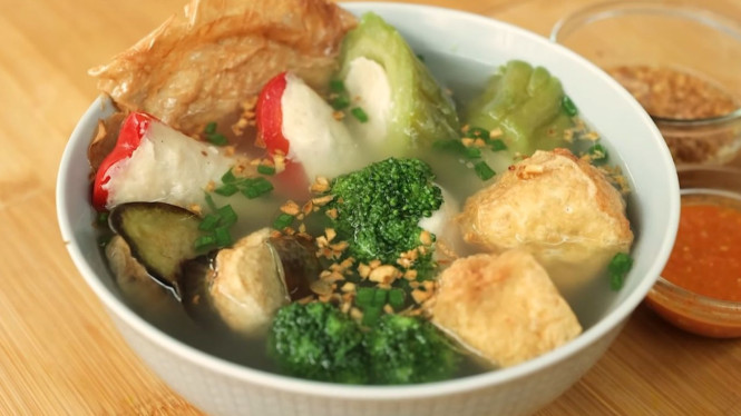 Sup bakso ayam sayuran hangat siap disajikan