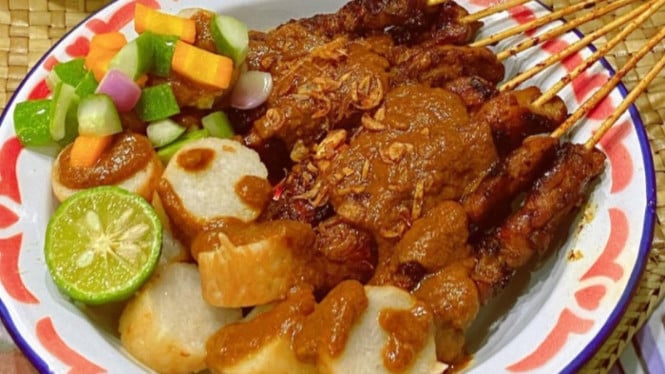 Sate ayam, makanan khas madura berbumbu kacang dan kecap manis