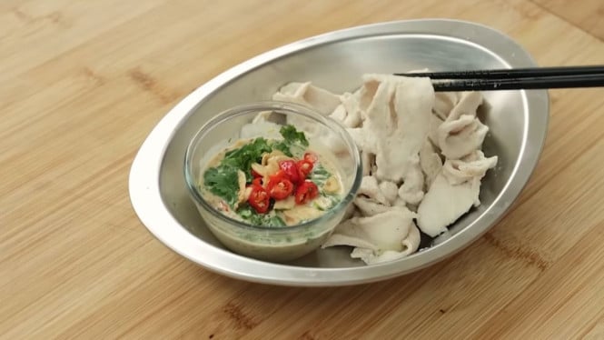 Ayam shabu-shabu hangat siap dinikmati bersama keluarga