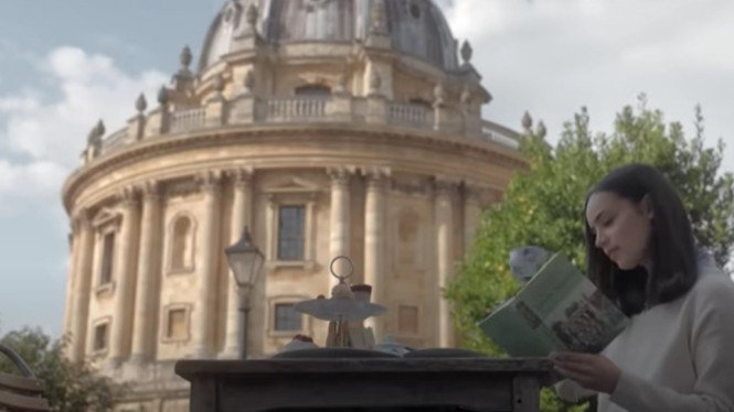Cinta atau impian di Oxford, ia harus memilih.