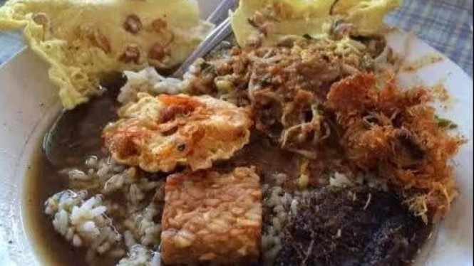 Kenikmatan pecel berpadu kuah rawon yang tak terlupakan!
