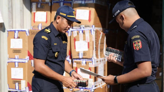 Petugas Bea Cukai sedang periksa cukai tembakau