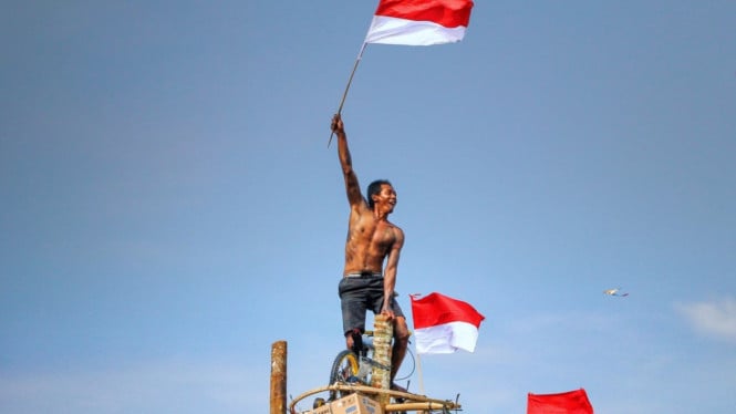 Sejarah Kelam di Balik Lomba Panjat Pinang