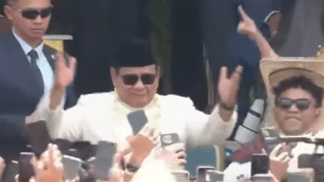 Prabowo ikut joget saat grup Silet Open Up menyanyikan Tabola Bale