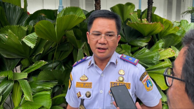 Kadishub DKI Jakarta Syafrin Liputo diwawancarai media