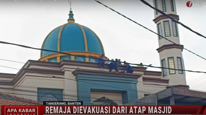 Remaja di Sukabumi Dievakuasi dari Atap Masjid