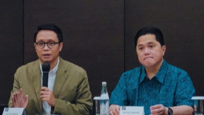 Ketua Umum PSSI Erick Thohir (kanan)