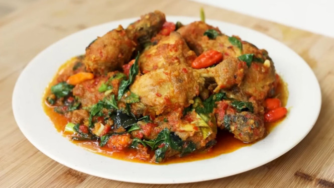 Ayam rica-rica kemangi pedas segar menggoda selera