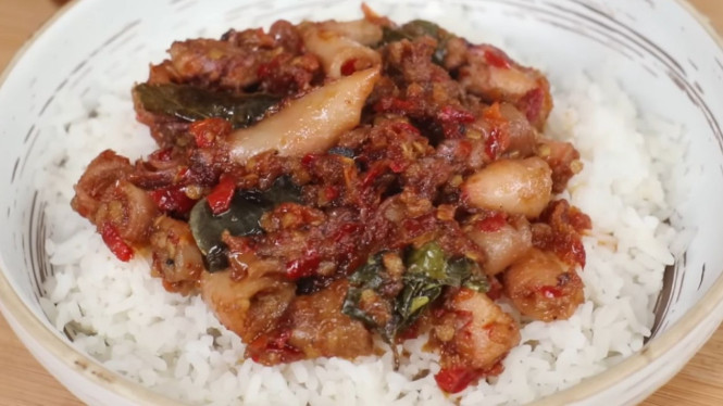 Pedasnya sambal cumi bikin nasi nambah lagi