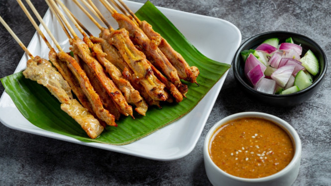 Sate dengan acar sebagai pendampingnya