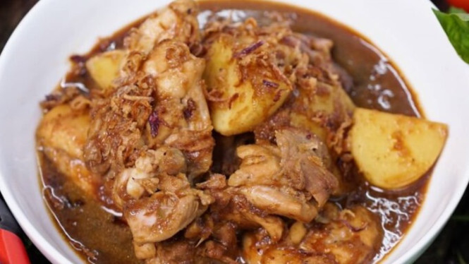 Semur ayam kentang yang gurih dan manis