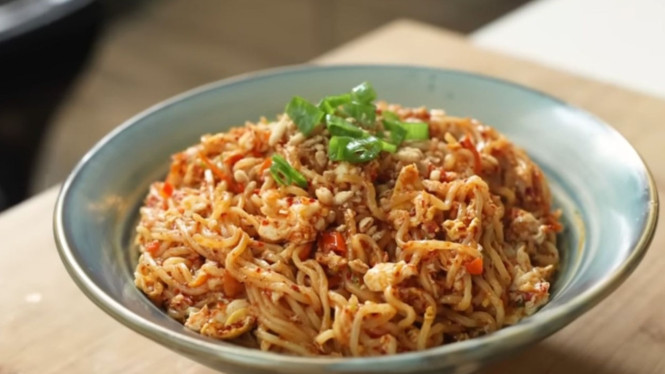 Mie setan pedas langsung bikin keringetan