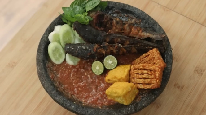 Pecel lele Lamongan dilengkapi beragam lauk