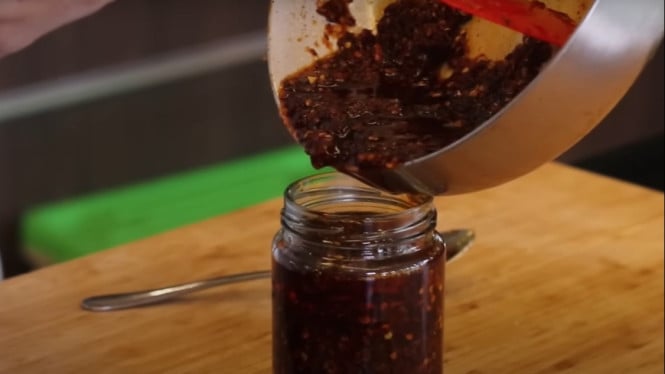 Menyimpan Chili Oil dalam botol kaca
