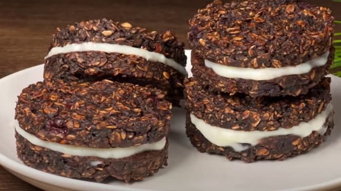 Kue Oatmeal Ceri dalam 5 Menit, Tanpa Gula & Minyak!