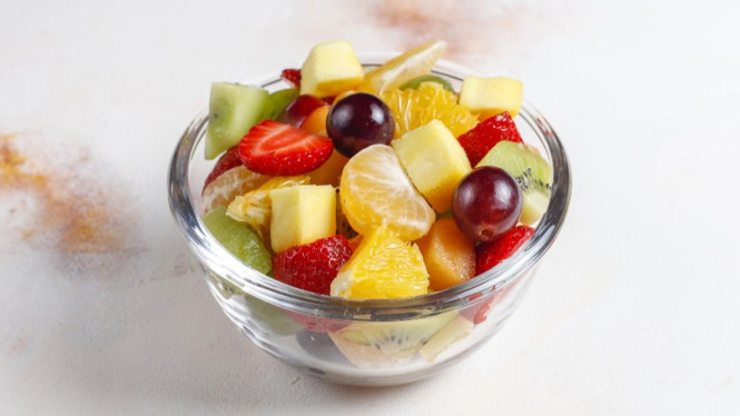 Salad buah yang lezat dan kaya nutrisi