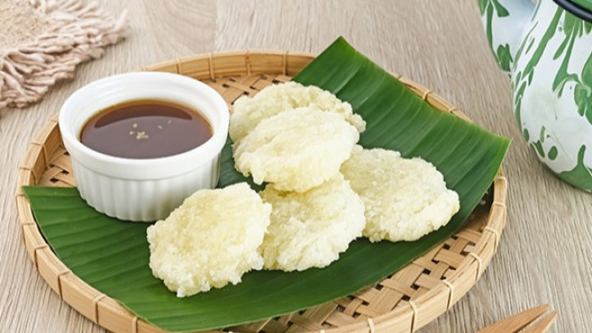 Sajian cireng dengan saus sambal pedas, renyah dan kenyal