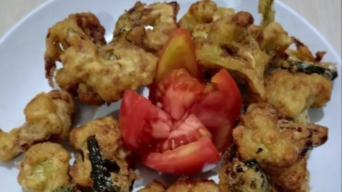 Camilan rumahan bakwan kol goreng yang lezat
