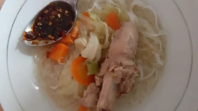 Sup bihun ayam simpel yang lezat dan gurih