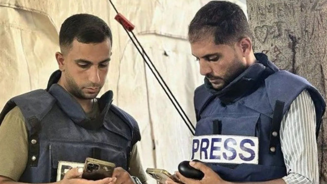 Koresponden Al Jazeera Anas al-Sharif (kiri) dan Mohamed Qraiqea