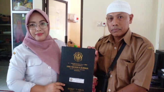 Pembagian ijazah di SMAN 2 Jember, bebas pungutan.