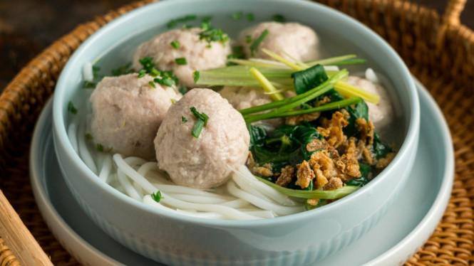 Bakso lezat dengan mie dan sayur pendamping