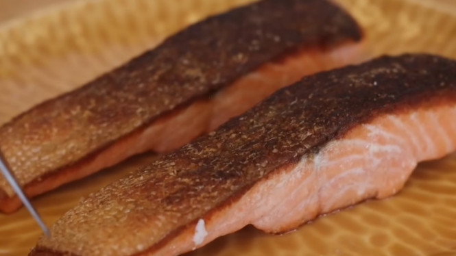 Salmon steak kulit krispi ala chef devina hermawan