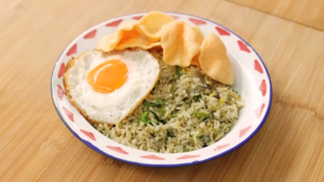 Sepiring nasi goreng kampung hangat menggoda