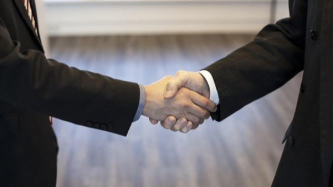 Jabat tangan dalam relasi bisnis tanda kepercayaan